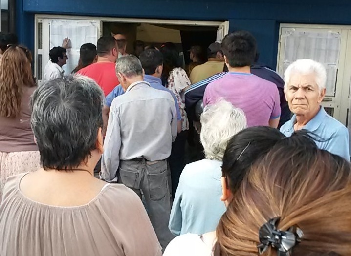 Votaron los candidatos en la capital y el gobernador en Laguna Blanca