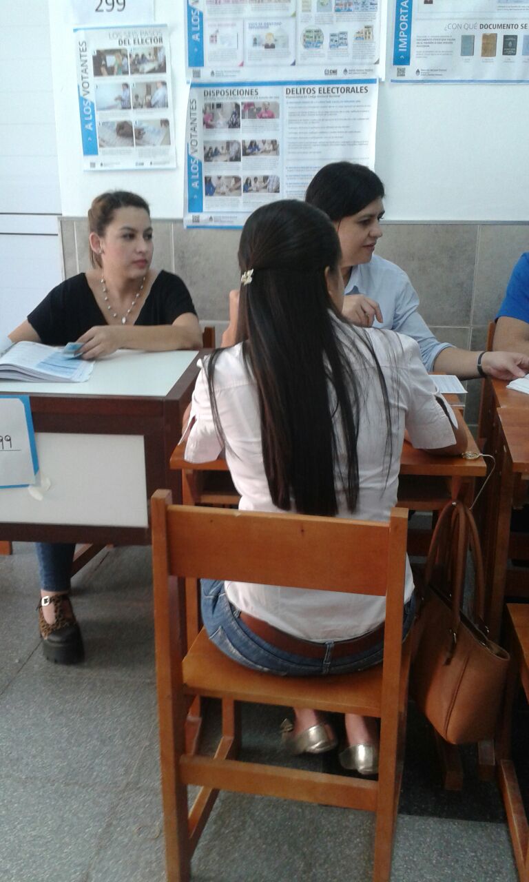 Votaron los candidatos en la capital y el gobernador en Laguna Blanca