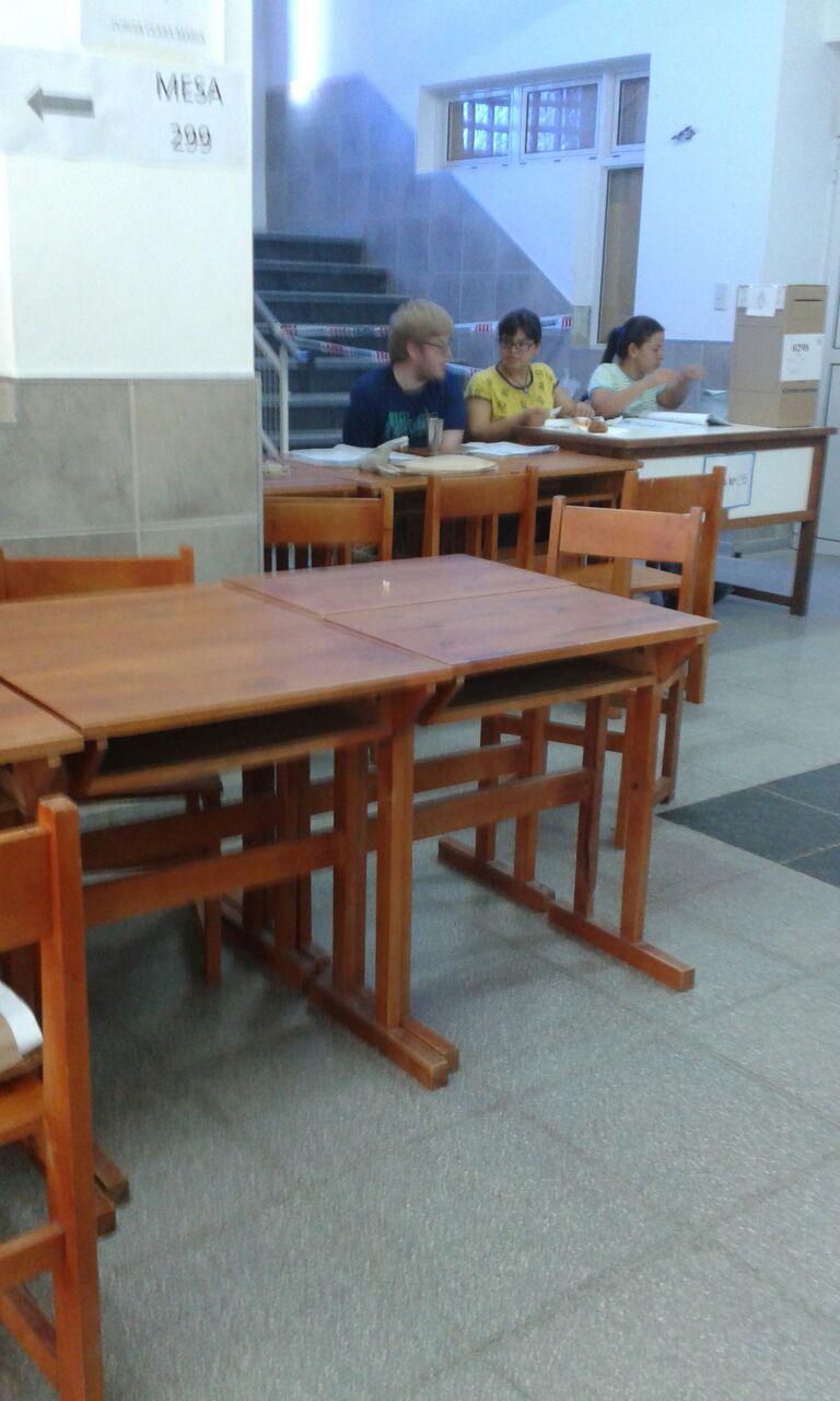 Votaron los candidatos en la capital y el gobernador en Laguna Blanca