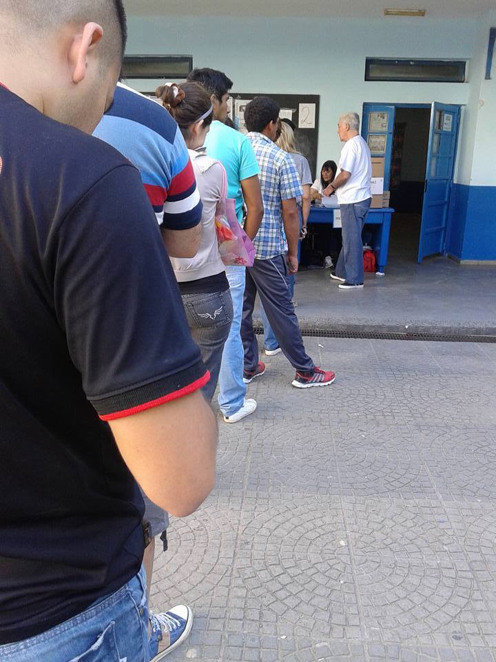 Votaron los candidatos en la capital y el gobernador en Laguna Blanca