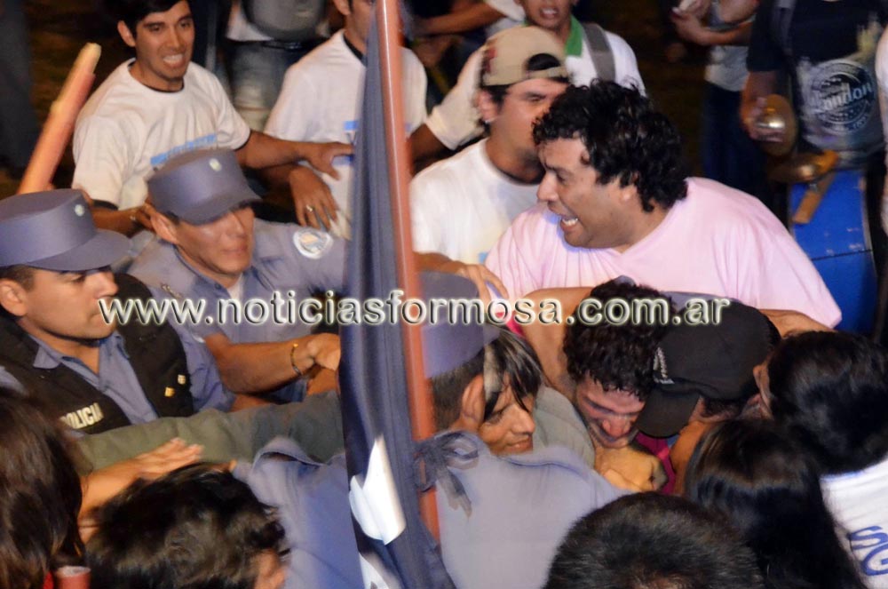 Un día de furia del PJ, piñas y heridos en el cierre de campaña