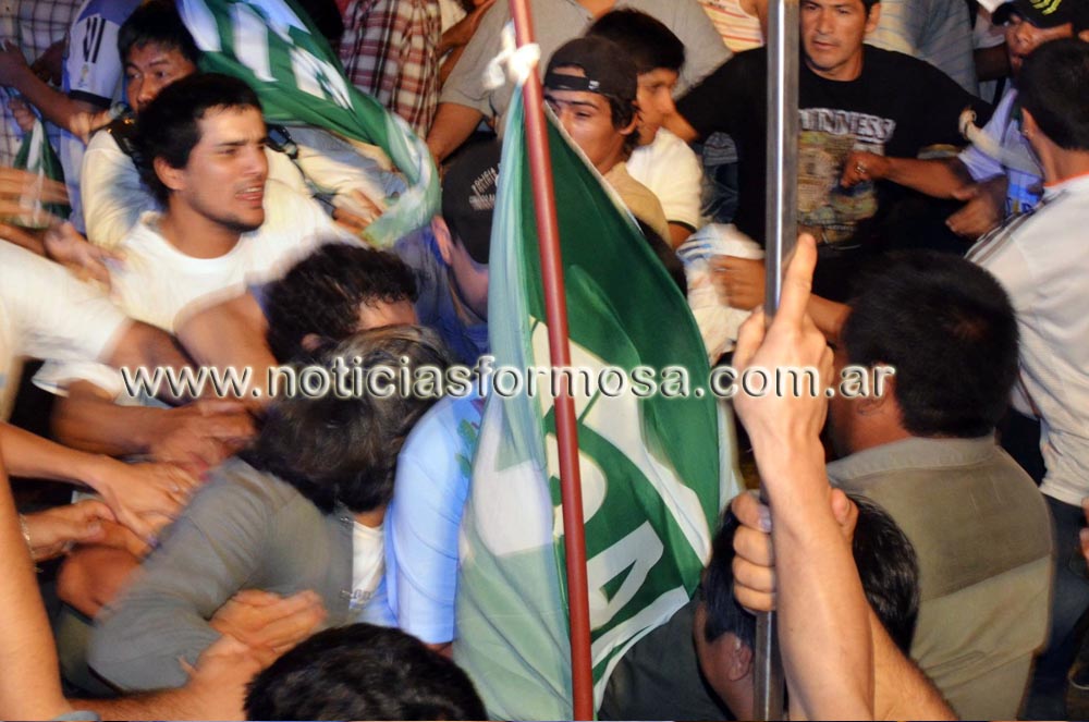 Un día de furia del PJ, piñas y heridos en el cierre de campaña