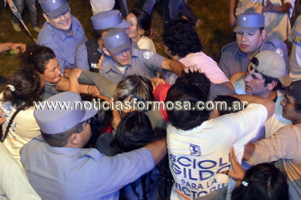 Un día de furia del PJ, piñas y heridos en el cierre de campaña