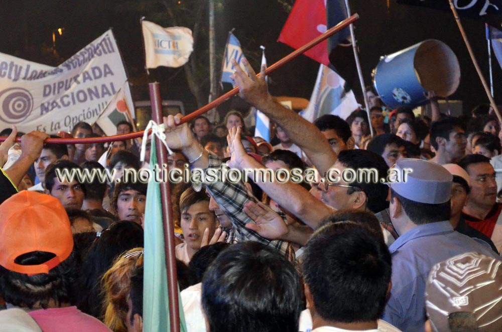 Un día de furia del PJ, piñas y heridos en el cierre de campaña