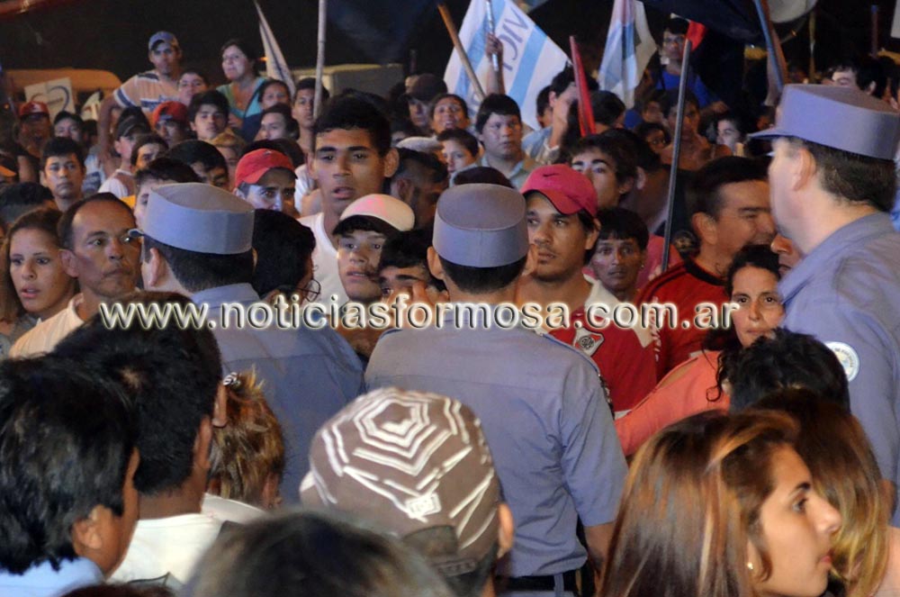 Un día de furia del PJ, piñas y heridos en el cierre de campaña