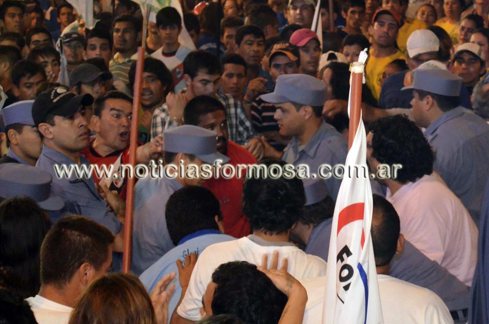 Un día de furia del PJ, piñas y heridos en el cierre de campaña
