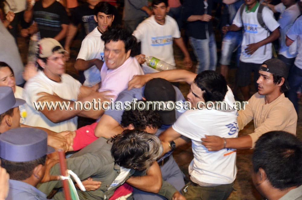 Un día de furia del PJ, piñas y heridos en el cierre de campaña