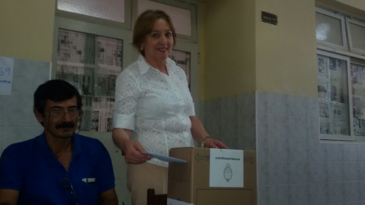 Votaron los candidatos en la capital y el gobernador en Laguna Blanca