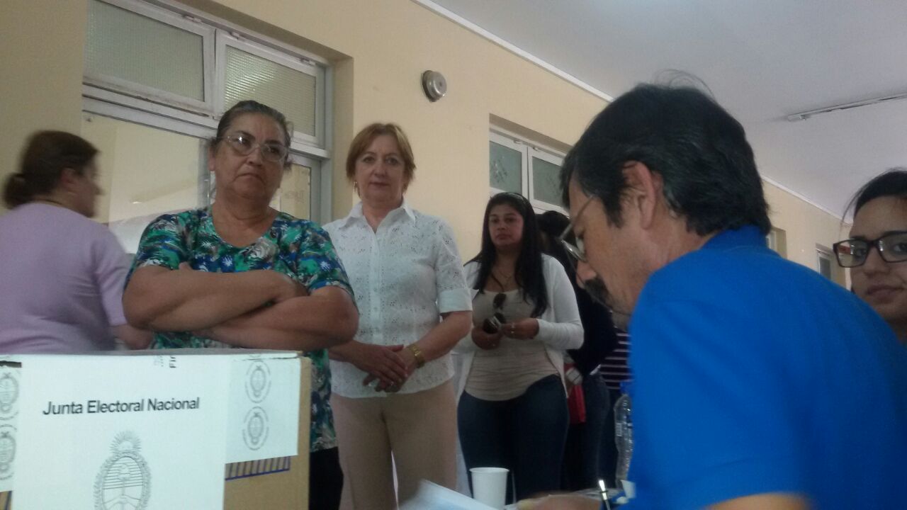 Votaron los candidatos en la capital y el gobernador en Laguna Blanca