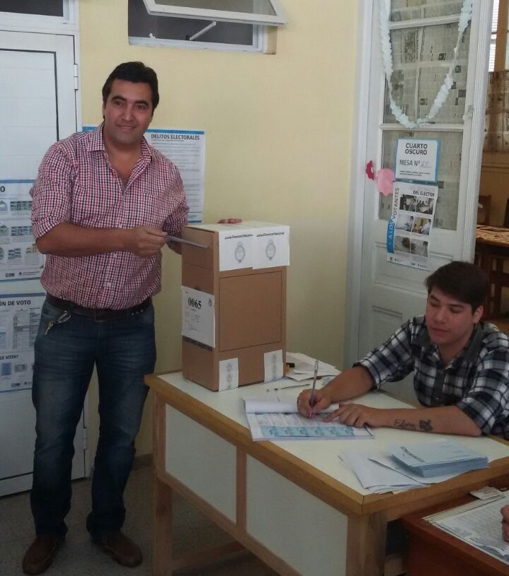 Votaron los candidatos en la capital y el gobernador en Laguna Blanca