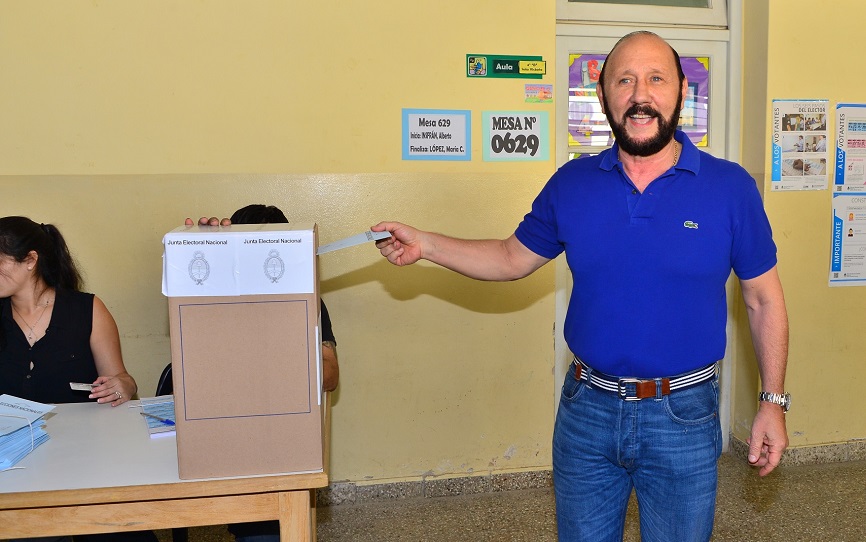 Votaron los candidatos en la capital y el gobernador en Laguna Blanca