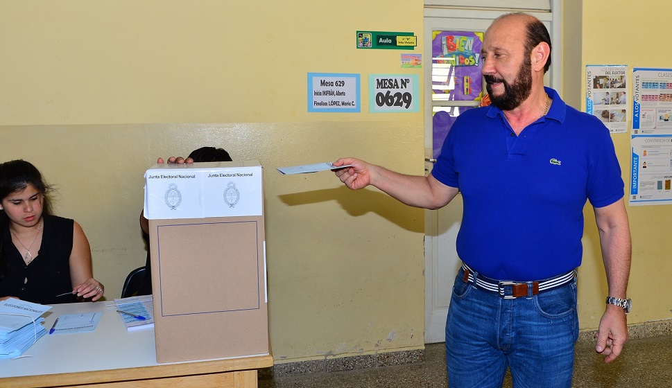 Votaron los candidatos en la capital y el gobernador en Laguna Blanca