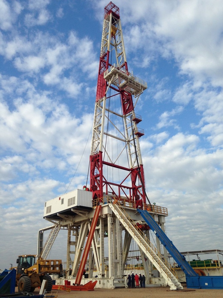TORRE Y PLATAFORMA LISTAS PARA INICIAR LA PERFORACION.
