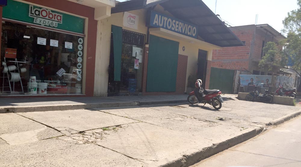 Calle Mitre, frente al autoservicio La Pame, se colocó un cordón que no permite estacionar.
