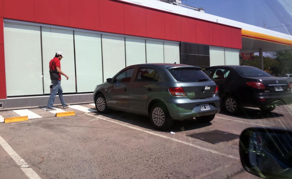 Estacionamiento de la estación de servicio Shell en la calle JJ Silva.