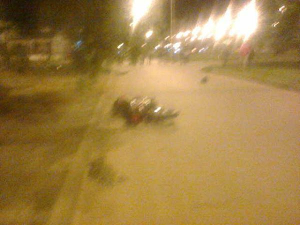 Chocó con un motociclista que murió, huyó; pero cayó la patente de su auto y lo atraparon