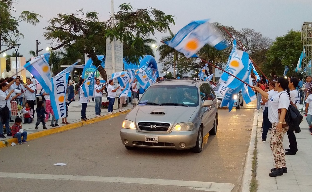 Actividades del Frente Para la Victoria en el acceso al Paseo Costanero. La patente del coche, una coincidencia nomás!!!