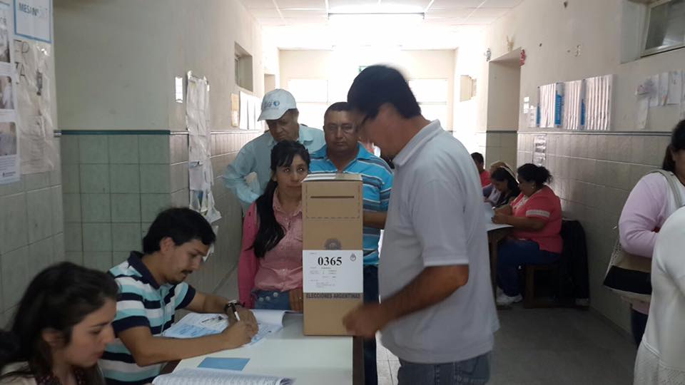 A las 8.01 votó Amado Mecía en la escuela 379 del barrio Eva Perón.