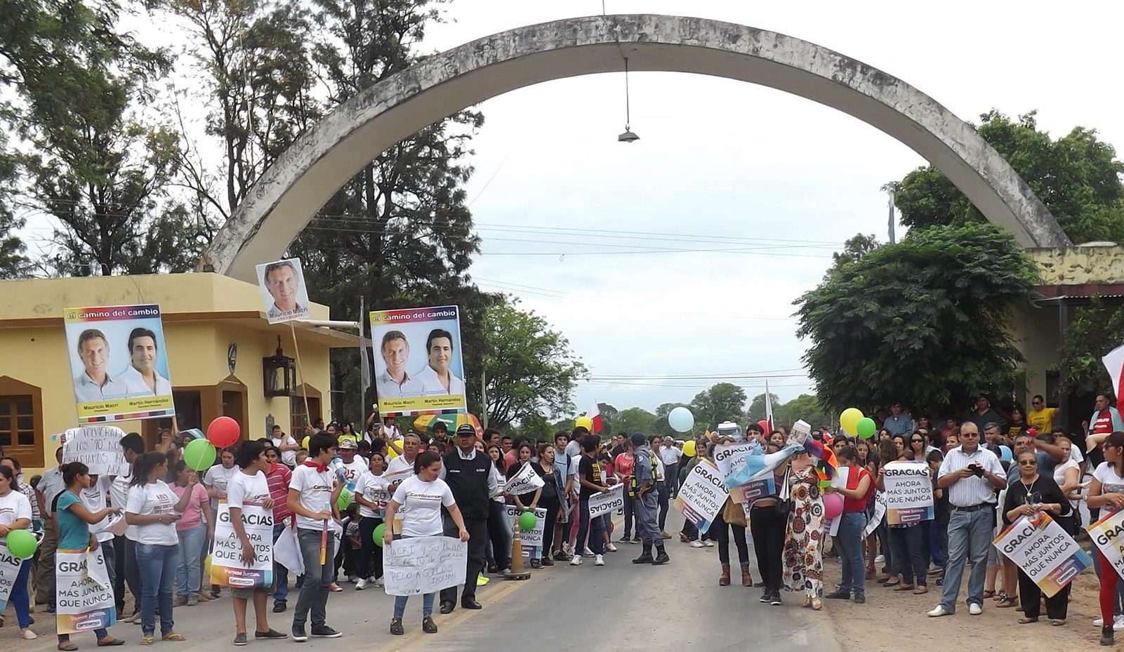 En el arco de bienvenida a Formosa (en El Colorado) muchos esperaron el arribo de Mauricio Macri.