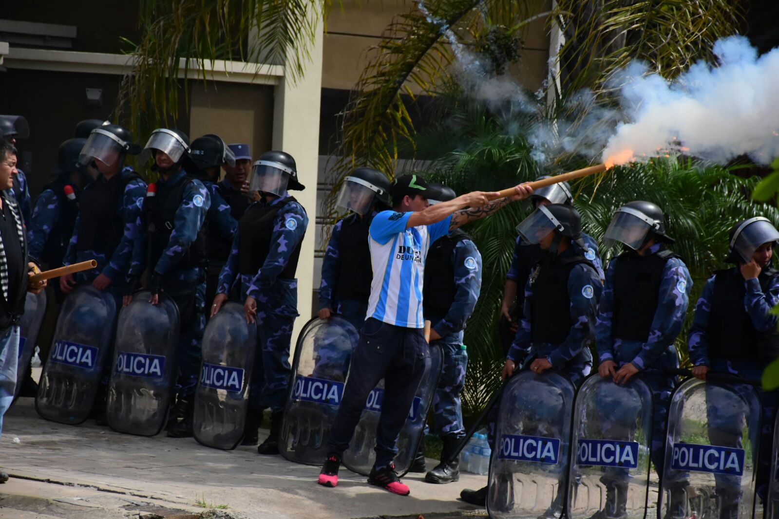 #Renuncia Arcando / Continúa la tensión en el conflicto con los amotinados correntinos en la UTA Formosa