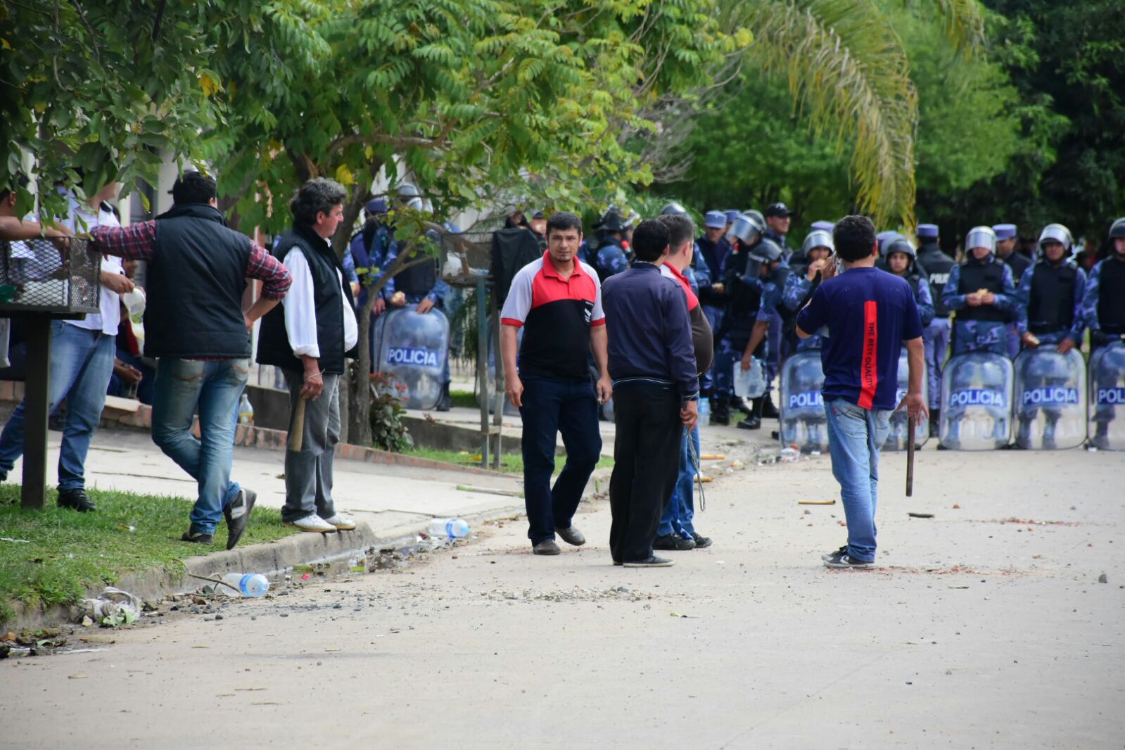 #Renuncia Arcando / Continúa la tensión en el conflicto con los amotinados correntinos en la UTA Formosa