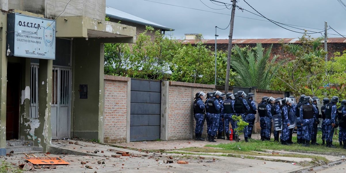 #Renuncia Arcando / Continúa la tensión en el conflicto con los amotinados correntinos en la UTA Formosa