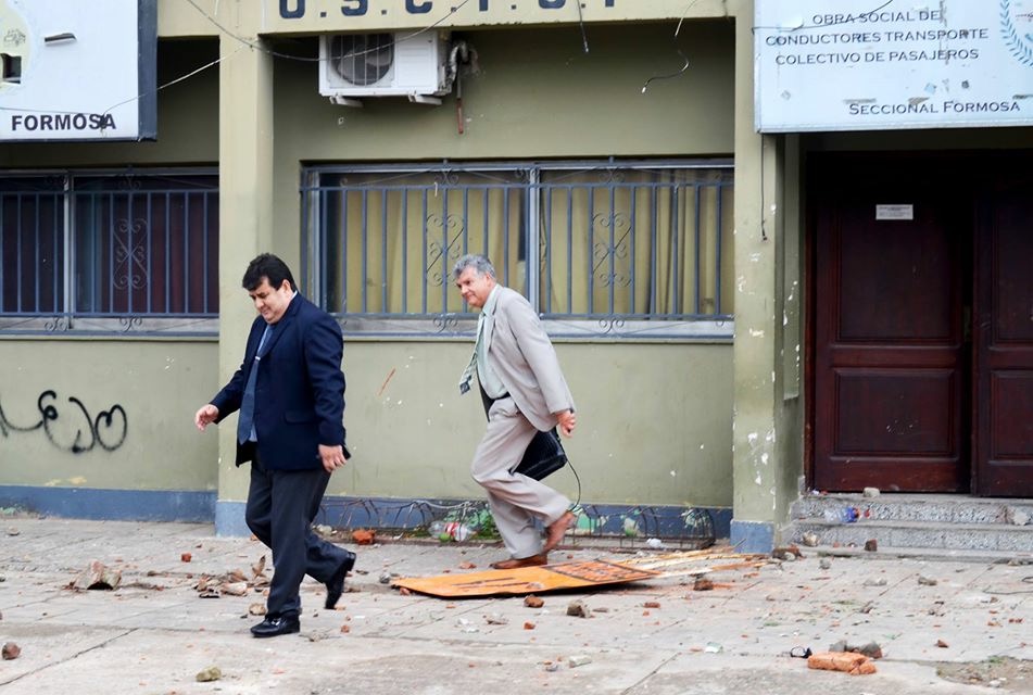 #Renuncia Arcando / Continúa la tensión en el conflicto con los amotinados correntinos en la UTA Formosa