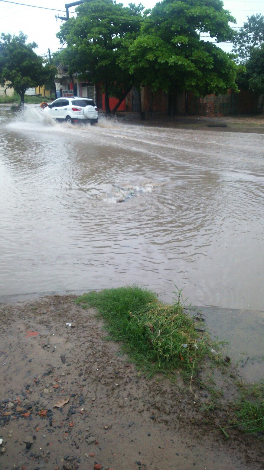 Otra vez calles anegadas por la lluvia en la ciudad, ni el hospital se salvó!! (galería de fotos)
