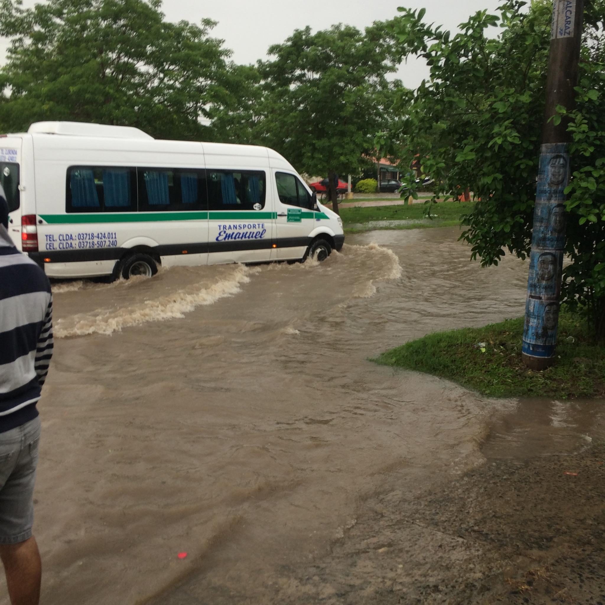 Otra vez calles anegadas por la lluvia en la ciudad, ni el hospital se salvó!! (galería de fotos)