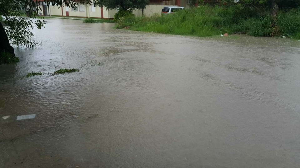 Otra vez calles anegadas por la lluvia en la ciudad, ni el hospital se salvó!! (galería de fotos)