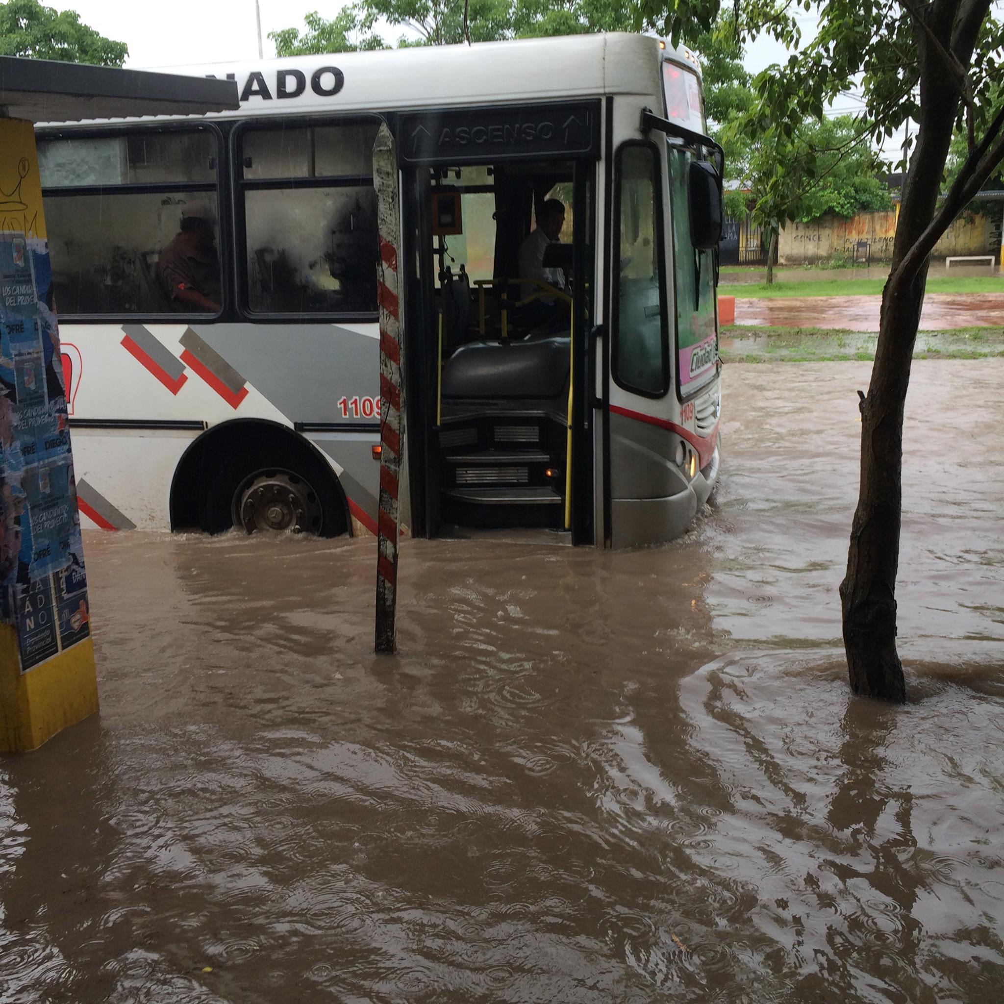 Otra vez calles anegadas por la lluvia en la ciudad, ni el hospital se salvó!! (galería de fotos)