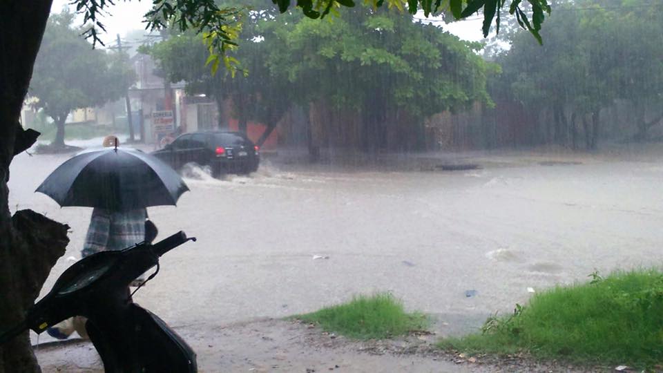 Otra vez calles anegadas por la lluvia en la ciudad, ni el hospital se salvó!! (galería de fotos)