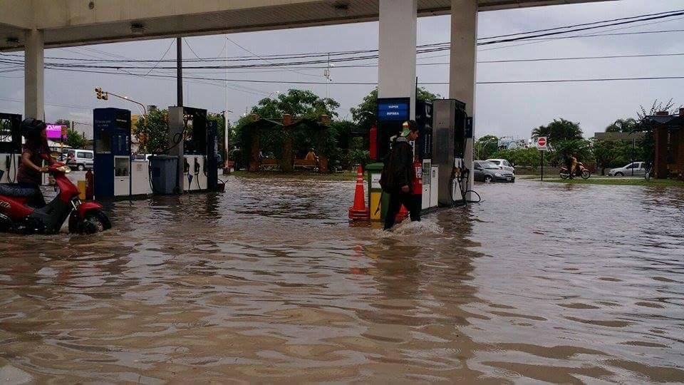 Otra vez calles anegadas por la lluvia en la ciudad, ni el hospital se salvó!! (galería de fotos)