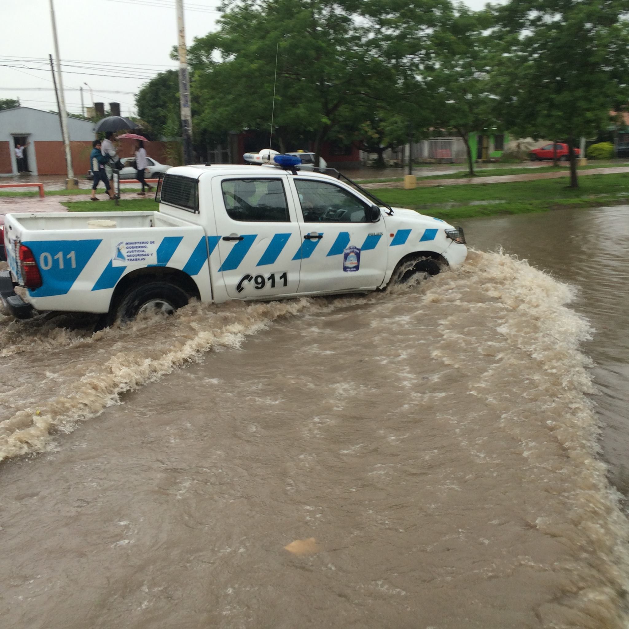 Otra vez calles anegadas por la lluvia en la ciudad, ni el hospital se salvó!! (galería de fotos)