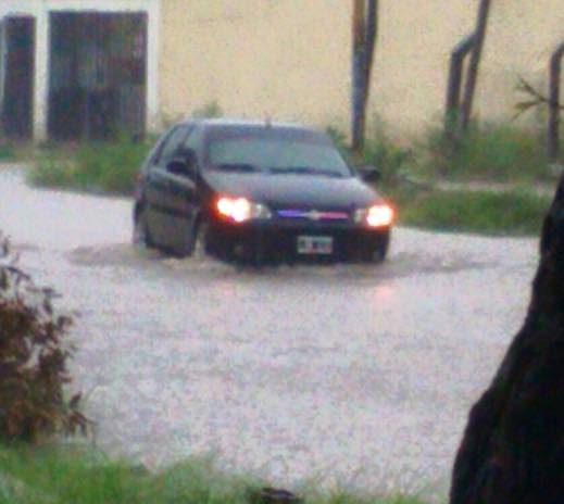 Otra vez calles anegadas por la lluvia en la ciudad, ni el hospital se salvó!! (galería de fotos)