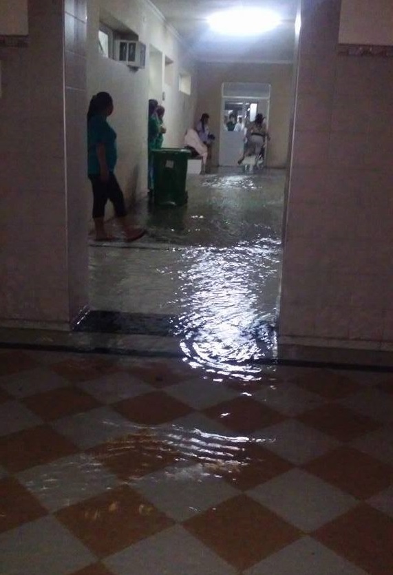 Otra vez calles anegadas por la lluvia en la ciudad, ni el hospital se salvó!! (galería de fotos)
