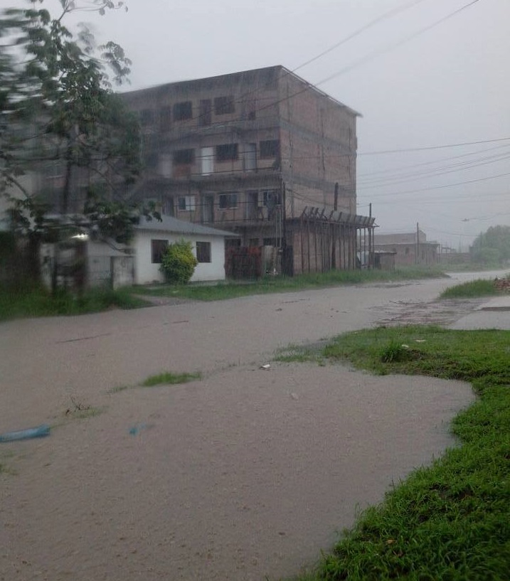 Otra vez calles anegadas por la lluvia en la ciudad, ni el hospital se salvó!! (galería de fotos)