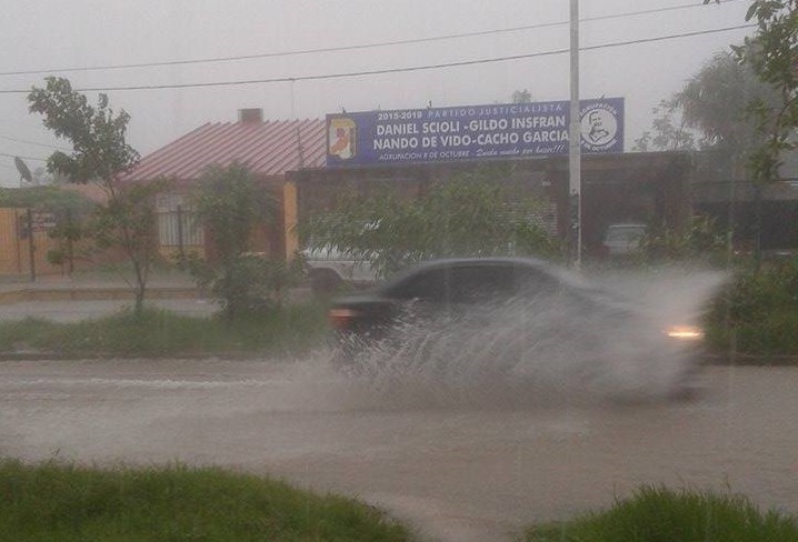 Otra vez calles anegadas por la lluvia en la ciudad, ni el hospital se salvó!! (galería de fotos)