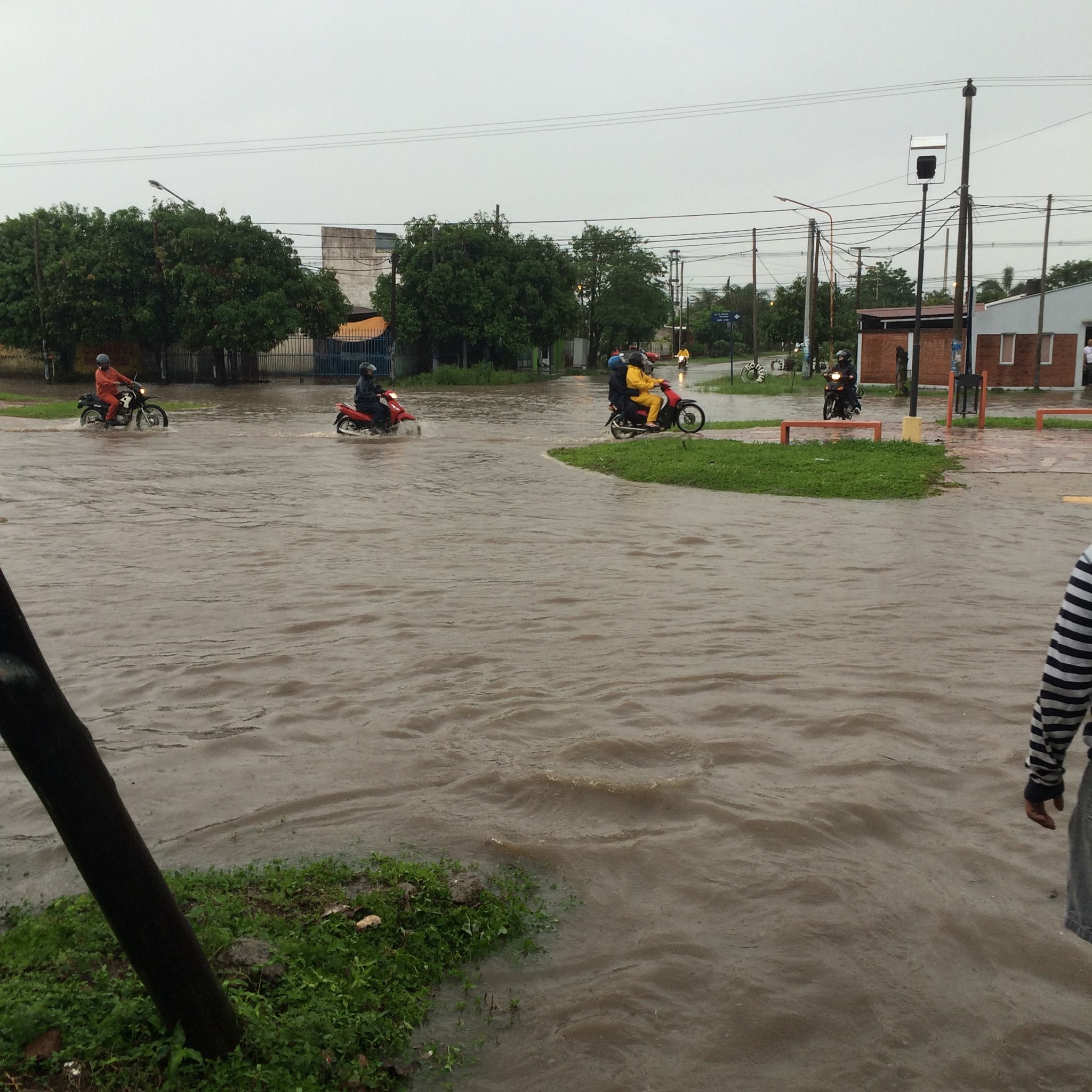 Otra vez calles anegadas por la lluvia en la ciudad, ni el hospital se salvó!! (galería de fotos)