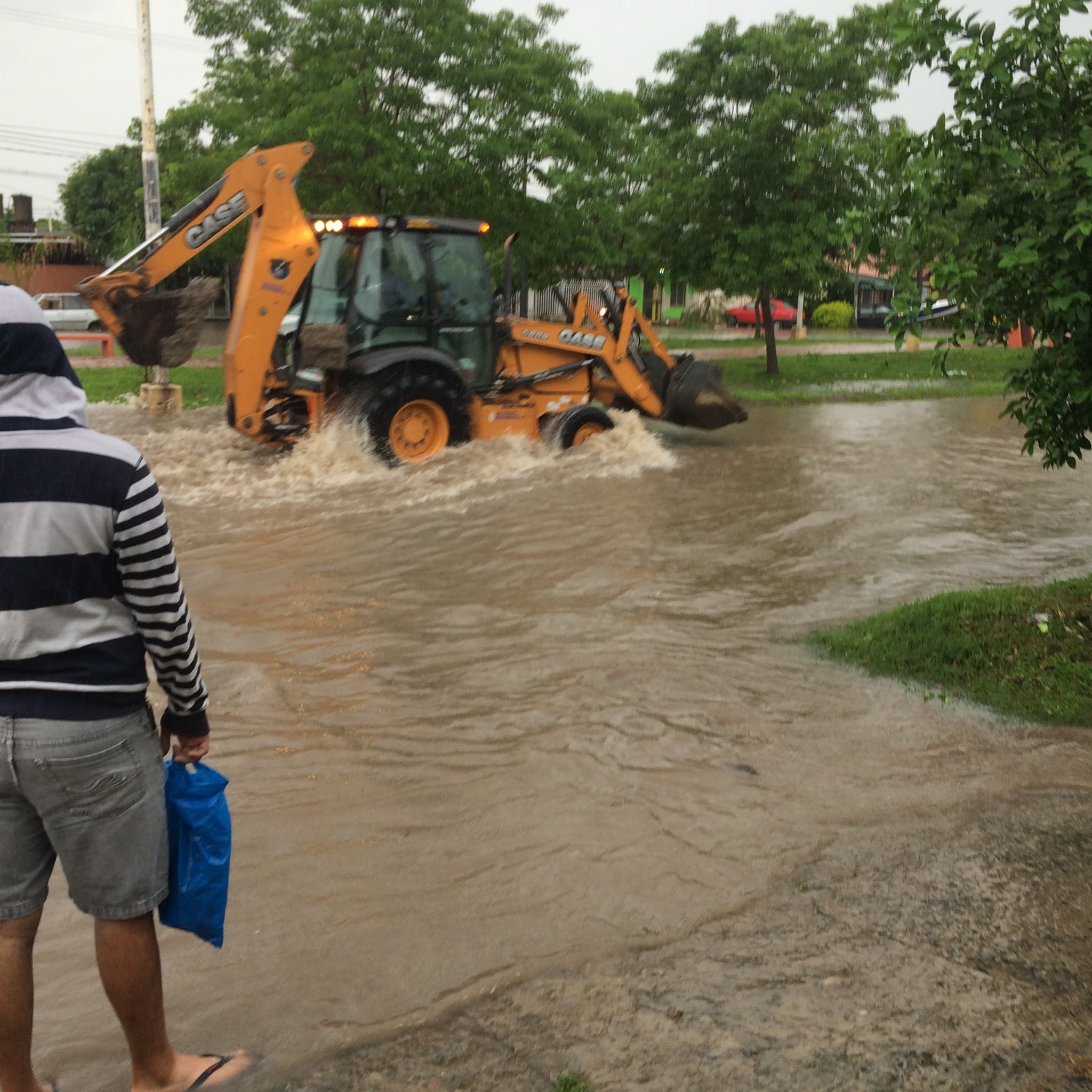 Otra vez calles anegadas por la lluvia en la ciudad, ni el hospital se salvó!! (galería de fotos)
