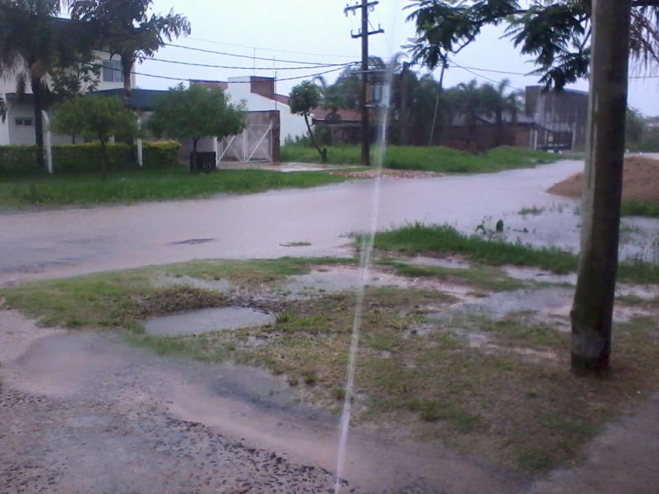 Otra vez calles anegadas por la lluvia en la ciudad, ni el hospital se salvó!! (galería de fotos)