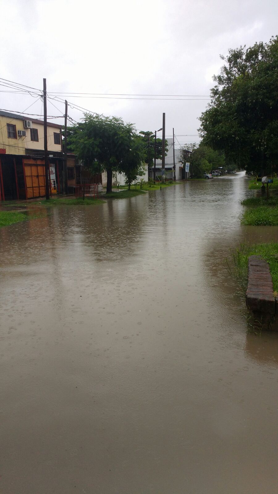 Otra vez calles anegadas por la lluvia en la ciudad, ni el hospital se salvó!! (galería de fotos)