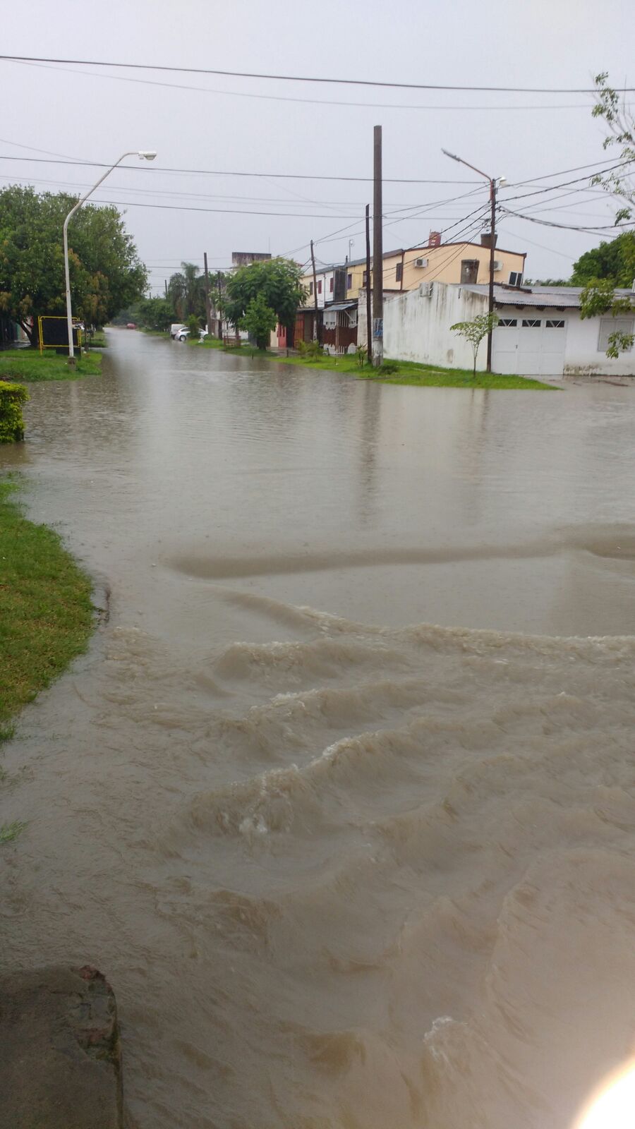 Otra vez calles anegadas por la lluvia en la ciudad, ni el hospital se salvó!! (galería de fotos)