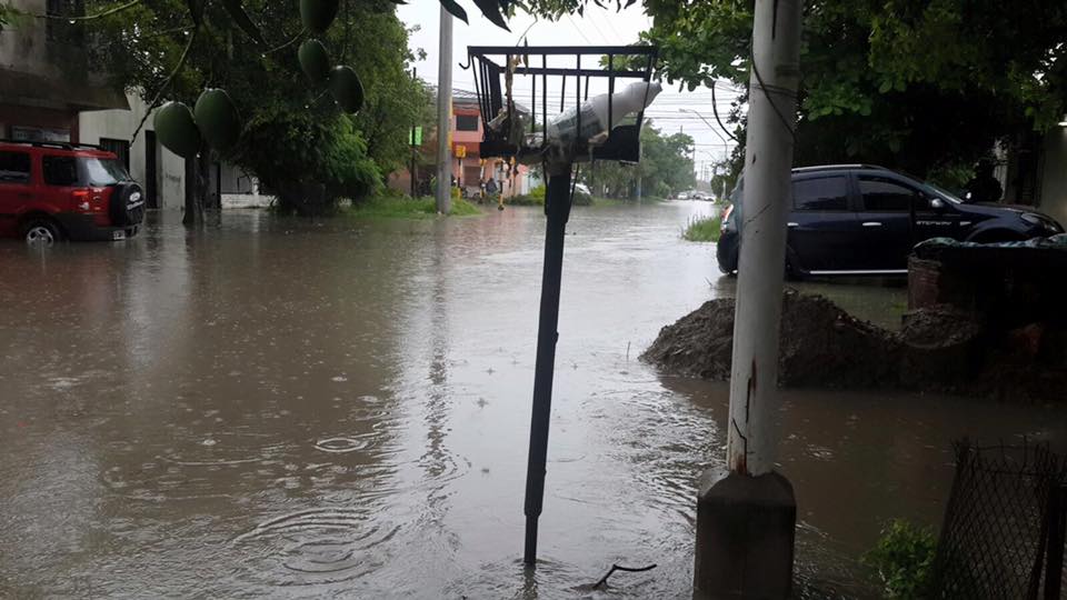 Otra vez calles anegadas por la lluvia en la ciudad, ni el hospital se salvó!! (galería de fotos)