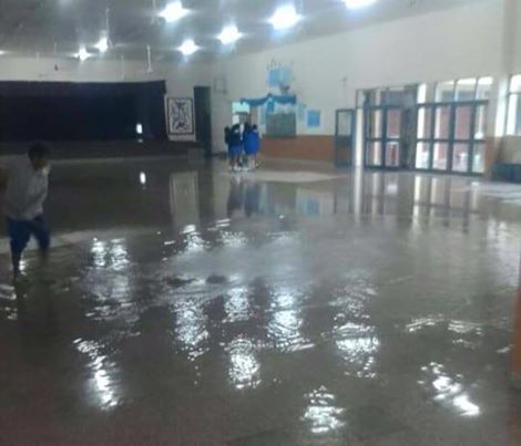 Otra vez calles anegadas por la lluvia en la ciudad, ni el hospital se salvó!! (galería de fotos)
