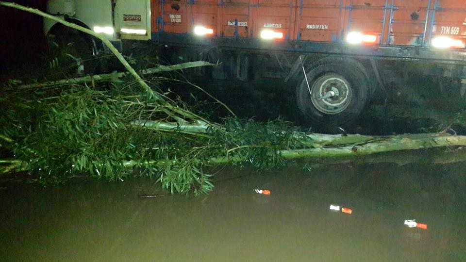 #Galería de fotos  / Temporal de granizo, lluvia y viento en Mansilla y Villa Escolar