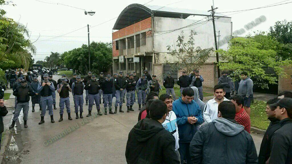 Daniel Tafetani llegó «como vecino» a mediar con los «atrincherados» en el conflicto de la UTA