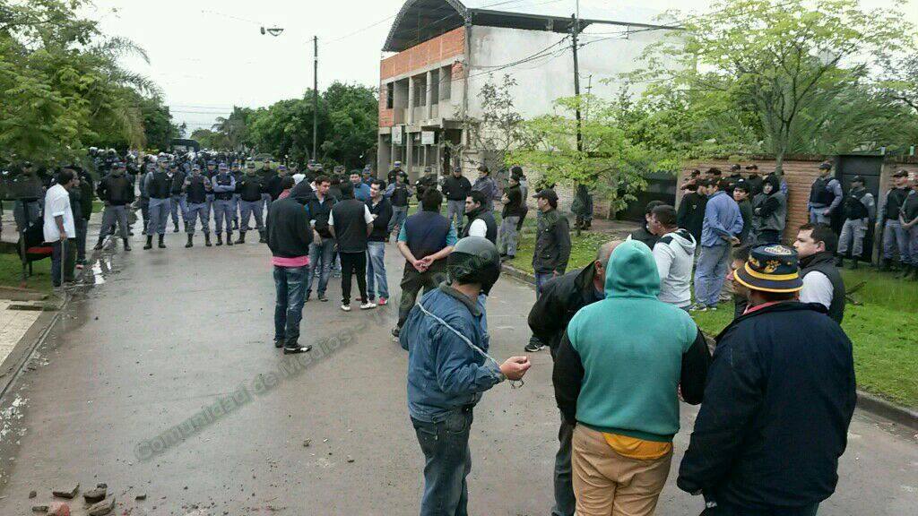 #Amotinados en UTA / Crece la tensión sin diálogo mientras esperan desalojo. Hay 8 detenidos