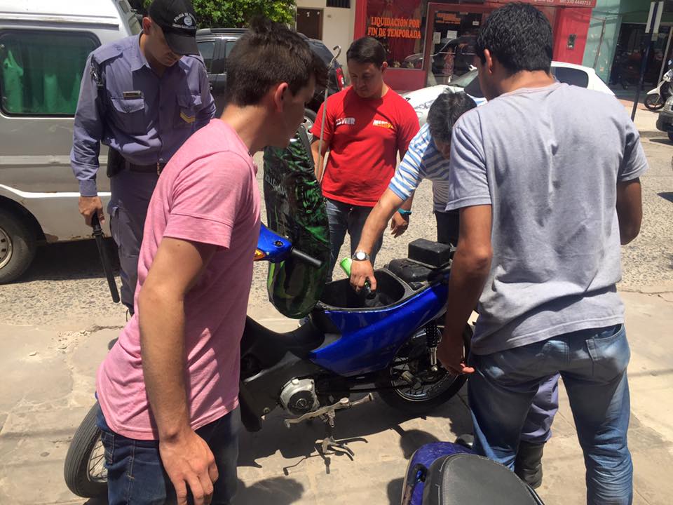 VIDEO: Efecto de la creciente: una víbora «se metió» dentro una moto estacionada en la calle Belgrano