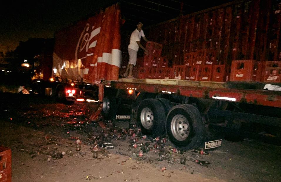 Camión de Coca Cola «pasó de largo» en una rotonda de la Circunvalación